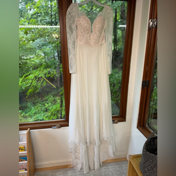 Long sleeve plunge lace chiffon wedding dres | David's Bridal Studio | 8 fits 6 - Picture 9 of 10